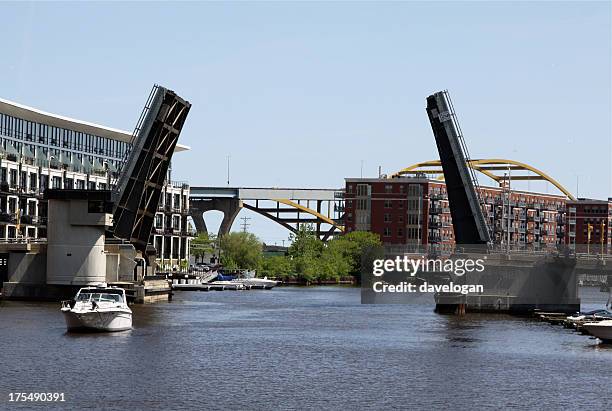 offene brücke über milwaukee river - milwaukee wisconsin stock-fotos und bilder