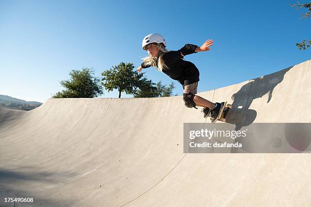 mädchen skateboarding - rampe stock-fotos und bilder