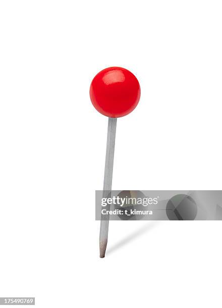 vermelho pushpin - alfinete imagens e fotografias de stock