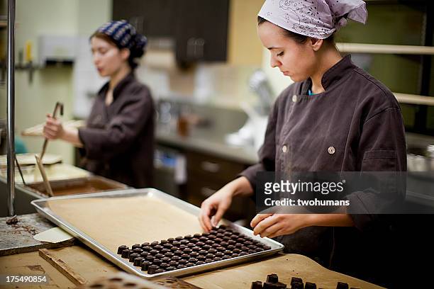 artisanal chocolate production - candy factory stockfoto's en -beelden