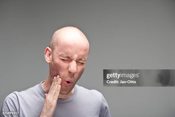 man with toothache - tandpijn stockfoto's en -beelden