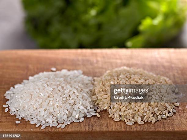 marrón y blanco arroz - arroz integral fotografías e imágenes de stock