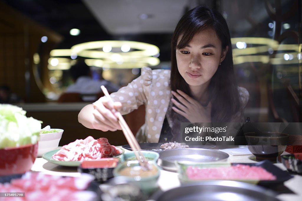 Mujer comiendo con opciones frías y calientes, XXXL Pot