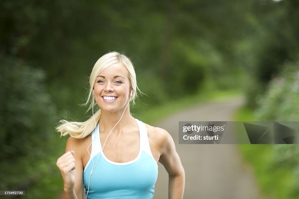 Donna giovane jogging fuori