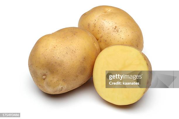 raw potato full body and freshly cut isolated on white - prepared potato stockfoto's en -beelden