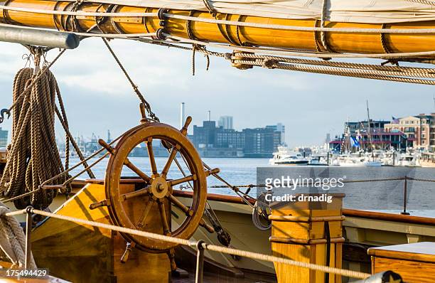 barca a vela nel porto interno di baltimora - baltimore maryland foto e immagini stock