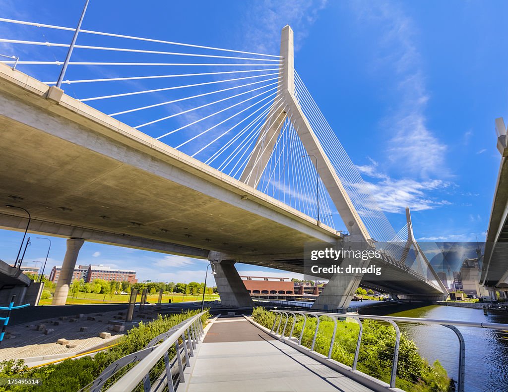 Boston-North banco de un puente Zakim Bridge y