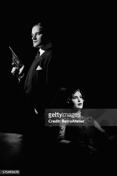 film noir style. dangerous couple - gangster 個照片及圖片檔