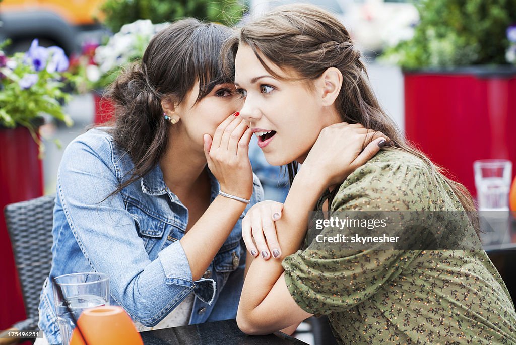Dois melhores amigos sentado em um café e gossiping,