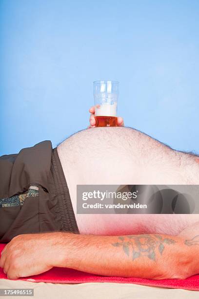 obesi uomo con un boccale di birra - human abdomen foto e immagini stock