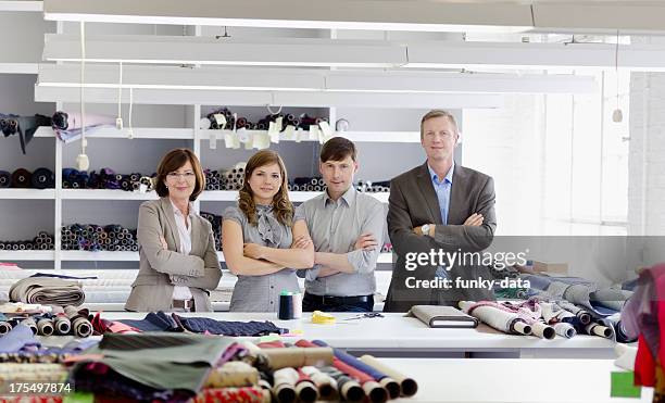 familia de negocios - familia de dos generaciones fotografías e imágenes de stock