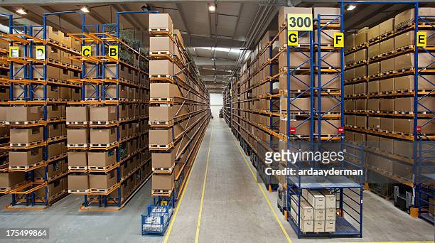 manufacturing storage - megawinkel stockfoto's en -beelden