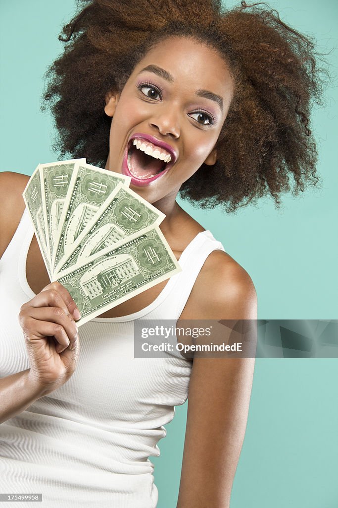 Feliz segurando o dinheiro