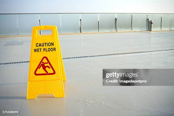 caution sign - opgepast-gladde-vloer stockfoto's en -beelden