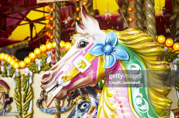 karussell bunte reiten - carousel horses stock-fotos und bilder