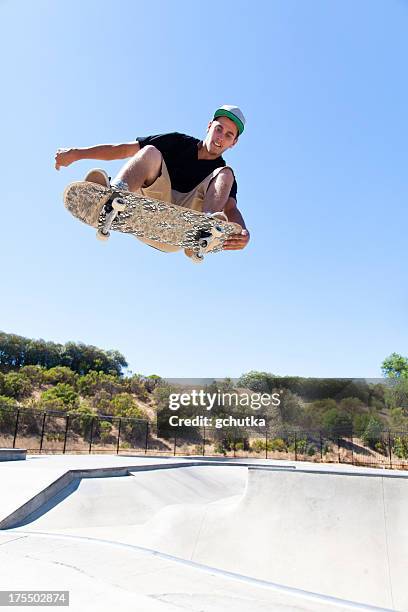 skateboarder fliegen durch die luft - big air stock-fotos und bilder