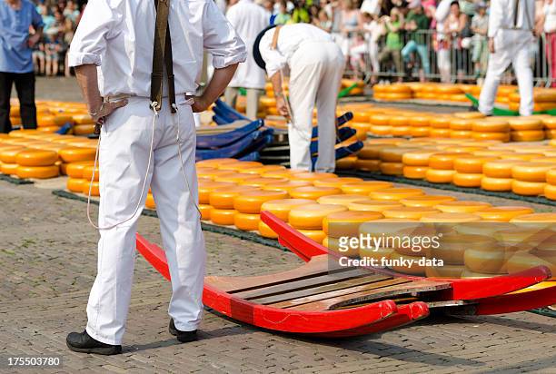 cheese carriers in alkmaar - gouda stockfoto's en -beelden