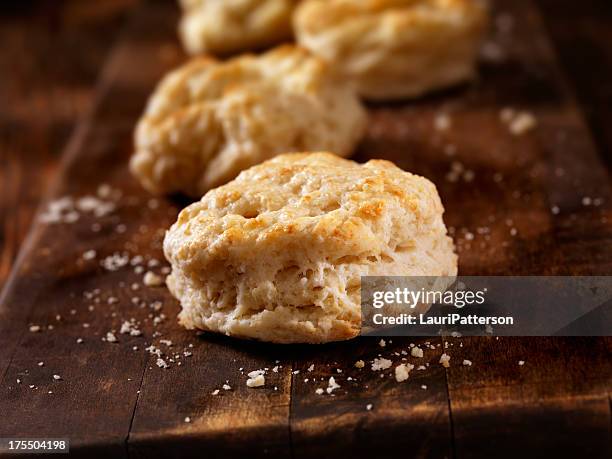 hausgemachte buttermilch biscuits - krümel stock-fotos und bilder