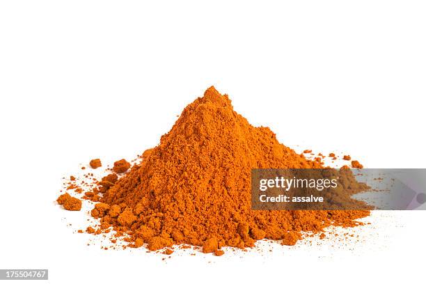 mucchio di o chii paprika in polvere su sfondo bianco - paprica foto e immagini stock