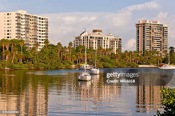 waterfront edifici residenziali al tramonto - sarasota foto e immagini stock