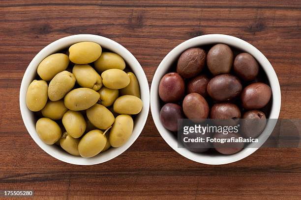 green and black olives - black olive stockfoto's en -beelden