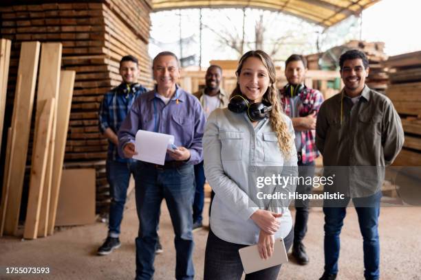 woman leading a group of workers at a lumberyard - zuid amerikaanse volksstammen stockfoto's en -beelden