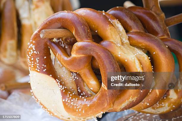 frische hausgemachte bretzels - brezel stock-fotos und bilder