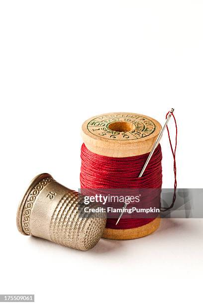 dedal, agulha e manípulo da linha em branco. - loja de miudezas imagens e fotografias de stock