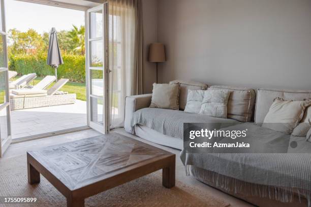 helles organisches und antikes wohnzimmer in einer istrischen villa - anrichte stock-fotos und bilder