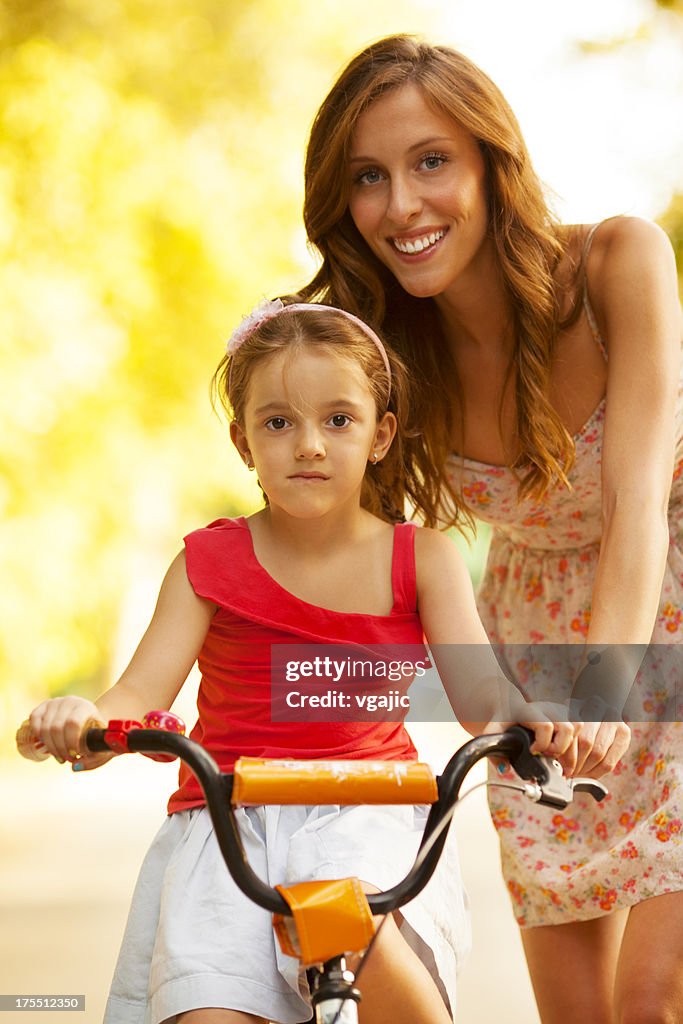 Madre enseñanza hijo en bicicleta