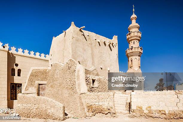 mosquée et tombe de sidi demirel de siwa - siwa photos et images de collection