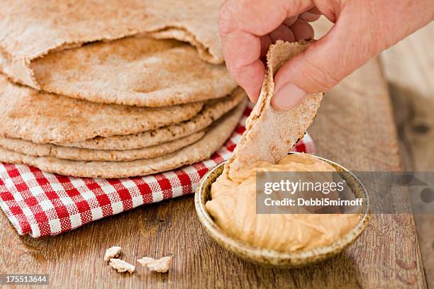 dippen hummus - pita stock-fotos und bilder