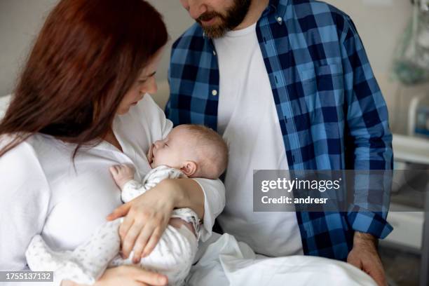 loving family with a newborn at the maternity hospital - family photo in the delivery room stock pictures, royalty-free photos & images