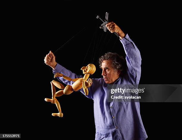 maître de marionnettes - puppeteer photos et images de collection