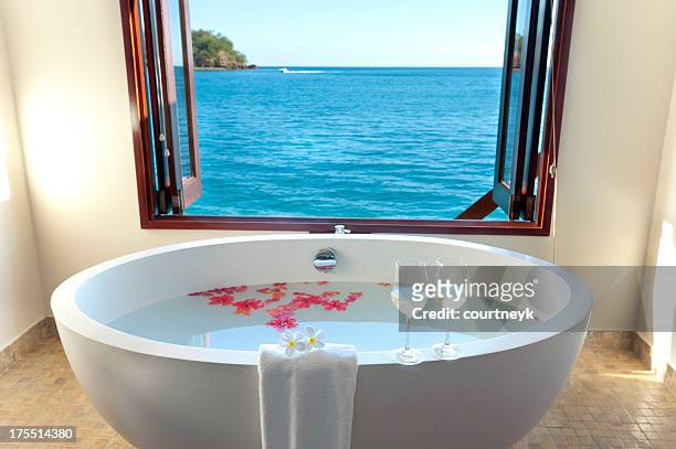 salle de bains de luxe au centre de villégiature sur l'eau - couple bathtub photos et images de collection