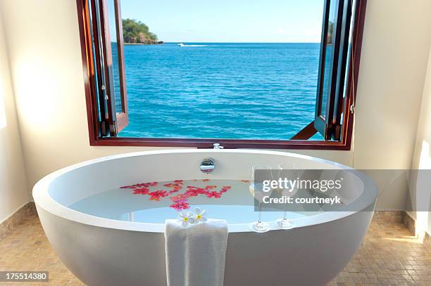 banheiro de luxo no mais de água resort - couple bathtub - fotografias e filmes do acervo