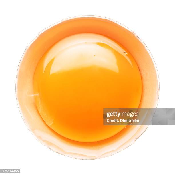 frische broken egg teile auf weiß - eierspeise freisteller stock-fotos und bilder