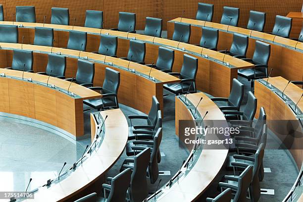 ovale sala conferenze con file di posti a sedere - palazzo governativo foto e immagini stock
