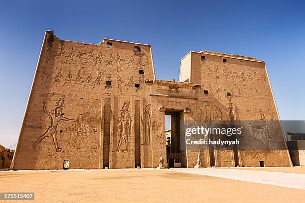 eingang zum edfu horus tempel, ägypten - luxor stock-fotos und bilder