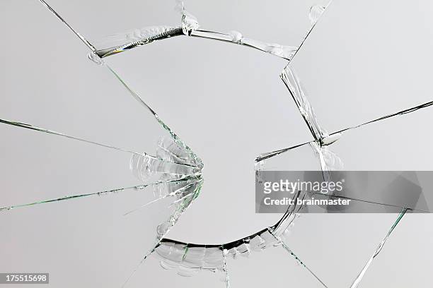 rotura de vidrio - shattered glass fotografías e imágenes de stock