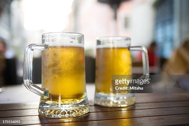 due bicchieri di birra - boccale da birra di ceramica foto e immagini stock