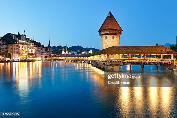 nacht luzern, schweiz - kapellbrücke stock-fotos und bilder