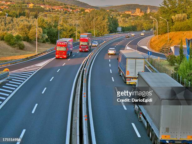trasporto autostrada italia - trasporto merci via terra foto e immagini stock
