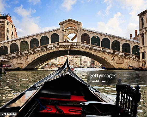 gondola vicino il ponte di rialto, venezia, italia - rialto bridge foto e immagini stock