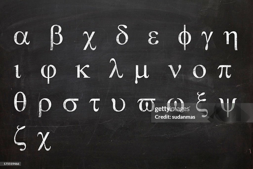Griechische Buchstaben auf schwarze Tafel