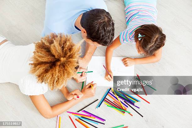 mixed race colorir e desenho de família. - livro de colorir - fotografias e filmes do acervo