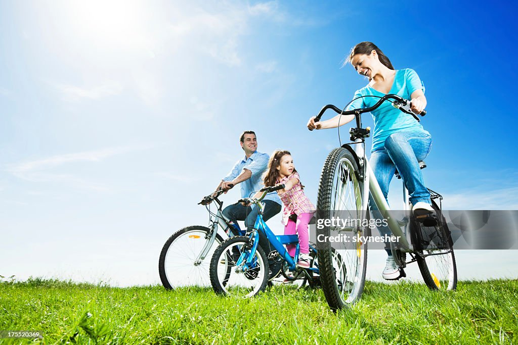 Hermosa familia Ciclismo en el parque.