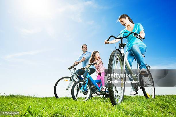 bela família ciclismo no parque. - two kids with cycle imagens e fotografias de stock