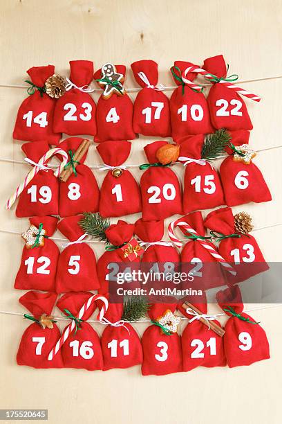 calendario navideño con poco bolsas - advent fotografías e imágenes de stock