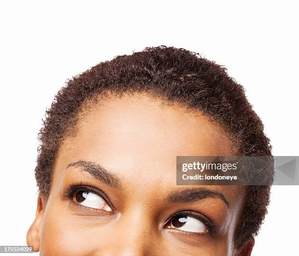 mujer afroamericana mirando hacia arriba-aislados - mirada de reojo fotografías e imágenes de stock